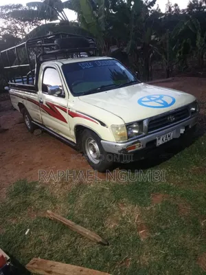Toyota Hilux 2000 Yellow