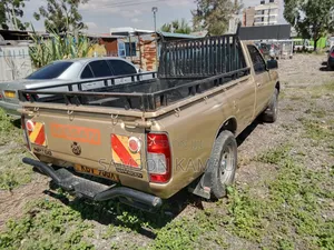 Nissan Hardbody 2013 Beige
