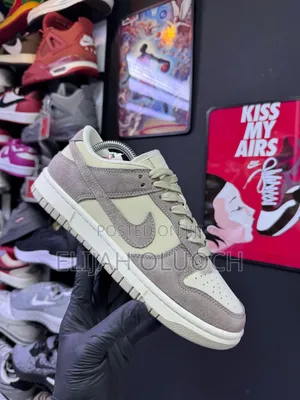 Nike Dunk Low “Sanddrift”
Sizes :_37 38 39 40 41 42 43 44 45
