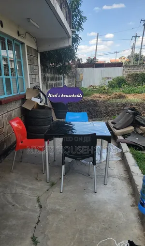 Hotel Plastic Chairs and Plastic Table With Metal Tubing Legs