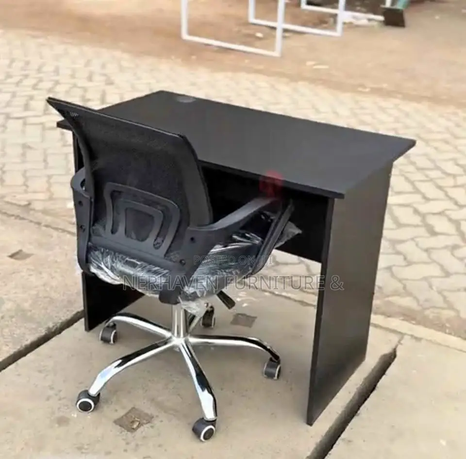 Modern Black Office Desk – Sleek Durable