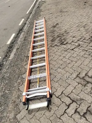 Non-Conductive Ladder/ Fiberglass Extension Ladder