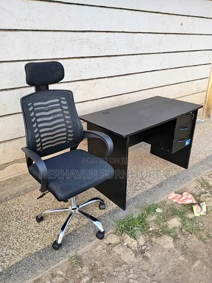Modern Black Office Desk – Sleek Durable
