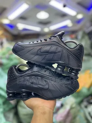 Nike Shox R4 Tripple Black 🔥

Quality 👌🏽

Size 39-45