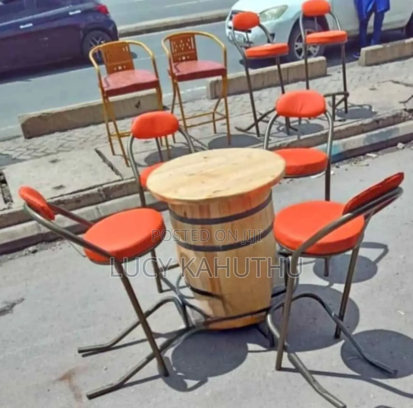 Barrel Table With Quiver Orange High Stools