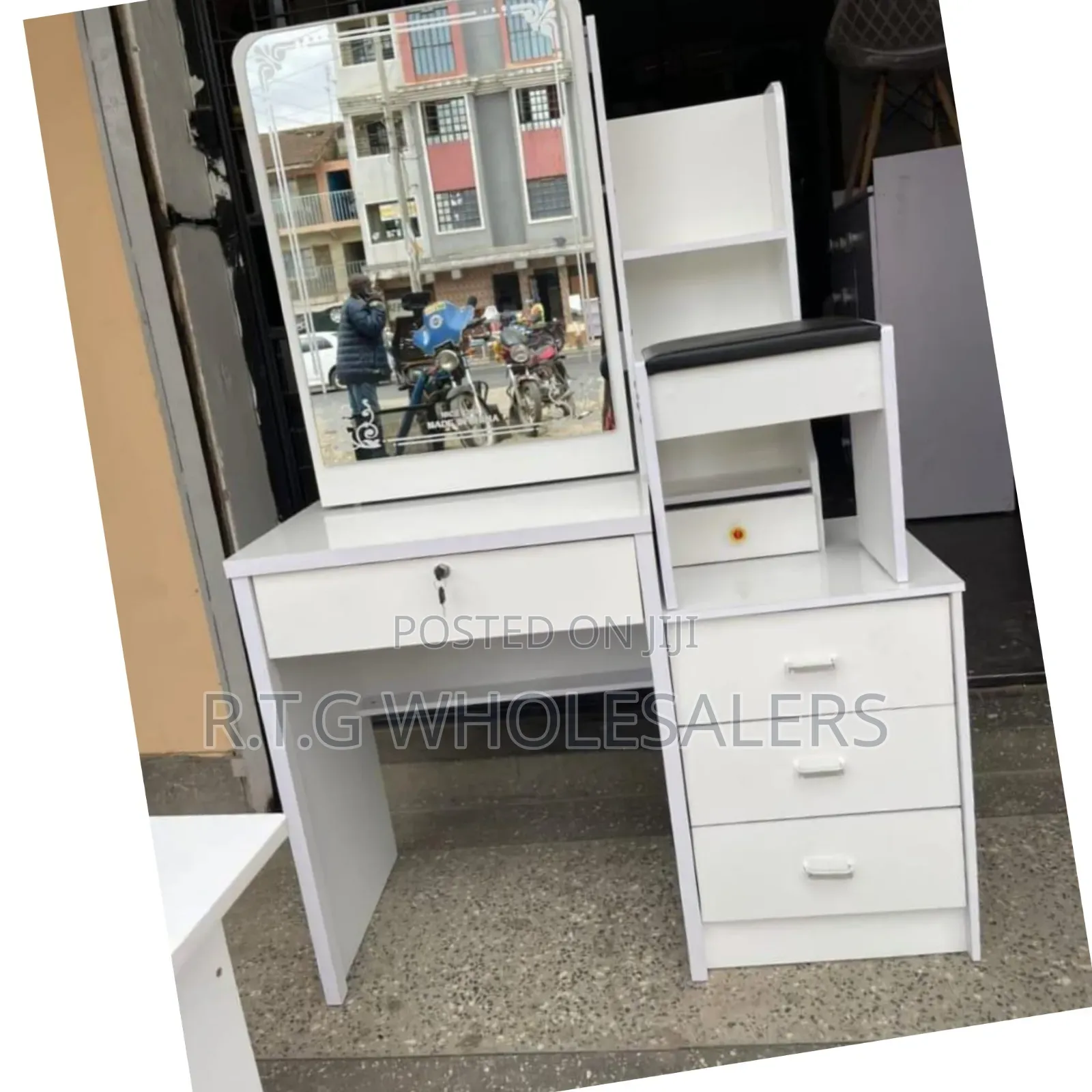 Modern Sliding Mirror Dressing Table – Elegant Storage Solution
