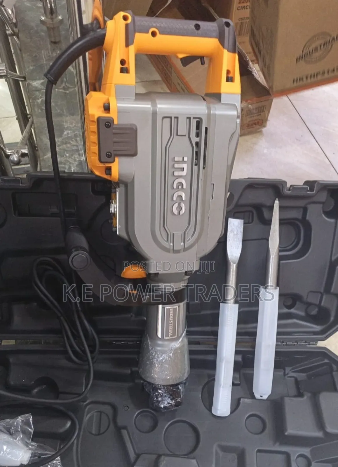 Ingco 1700w Electric Demolition Hammer / Concrete Breaker Bits