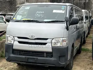 Toyota HiAce 2019 White