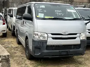 Toyota HiAce 2019 White