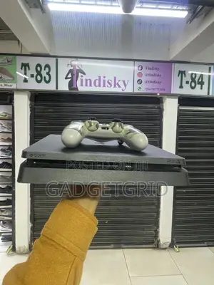 Play Station 4 Slim,8 Games+1 Controller