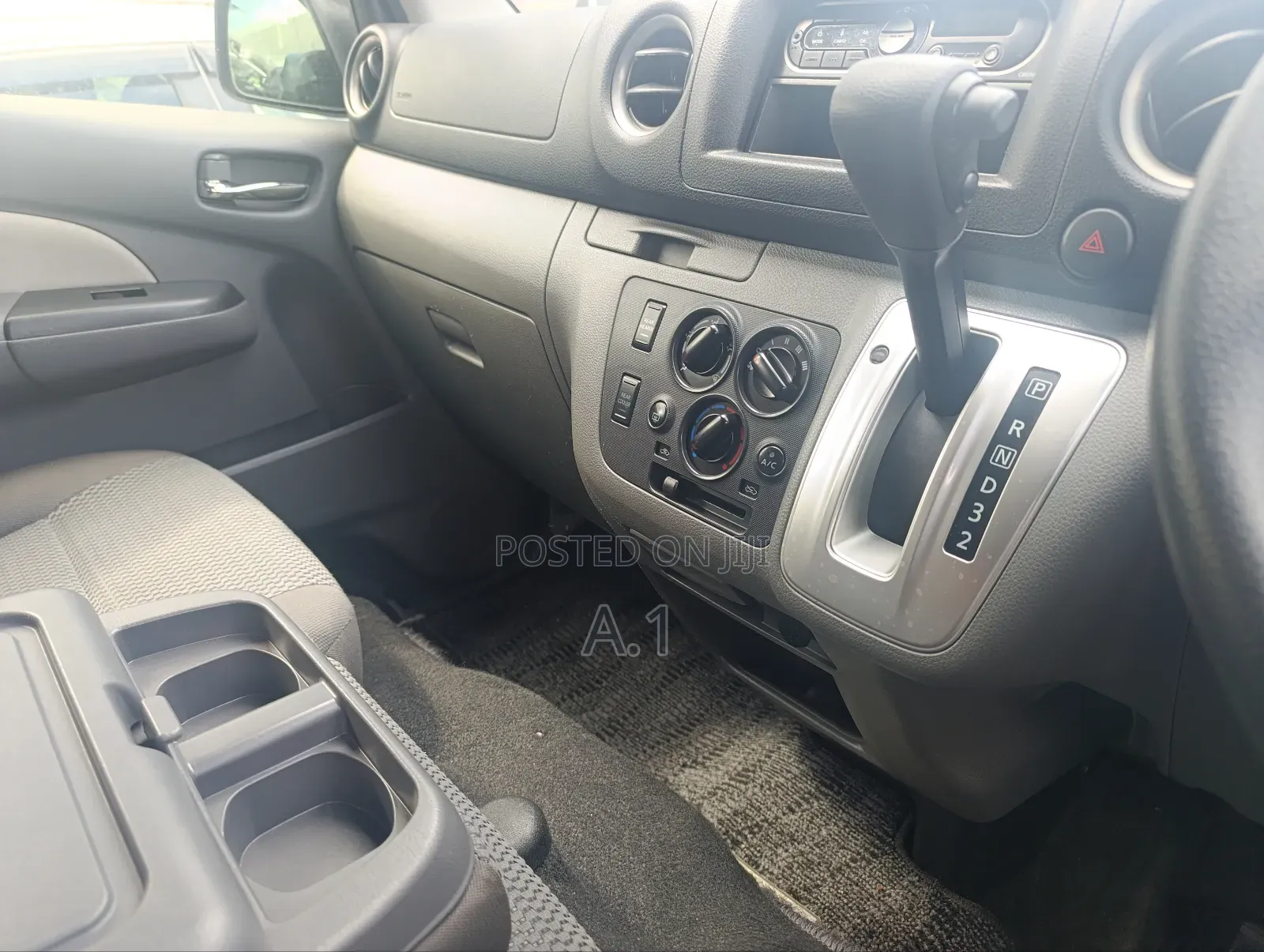 Nissan Caravan (Urvan) 2018 Silver