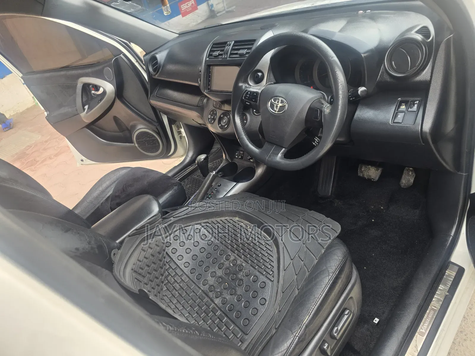 Toyota Vanguard 2013 White
