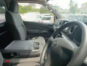 Nissan Caravan (Urvan) 2018 Silver