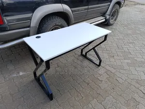 Simple Office Working Desk