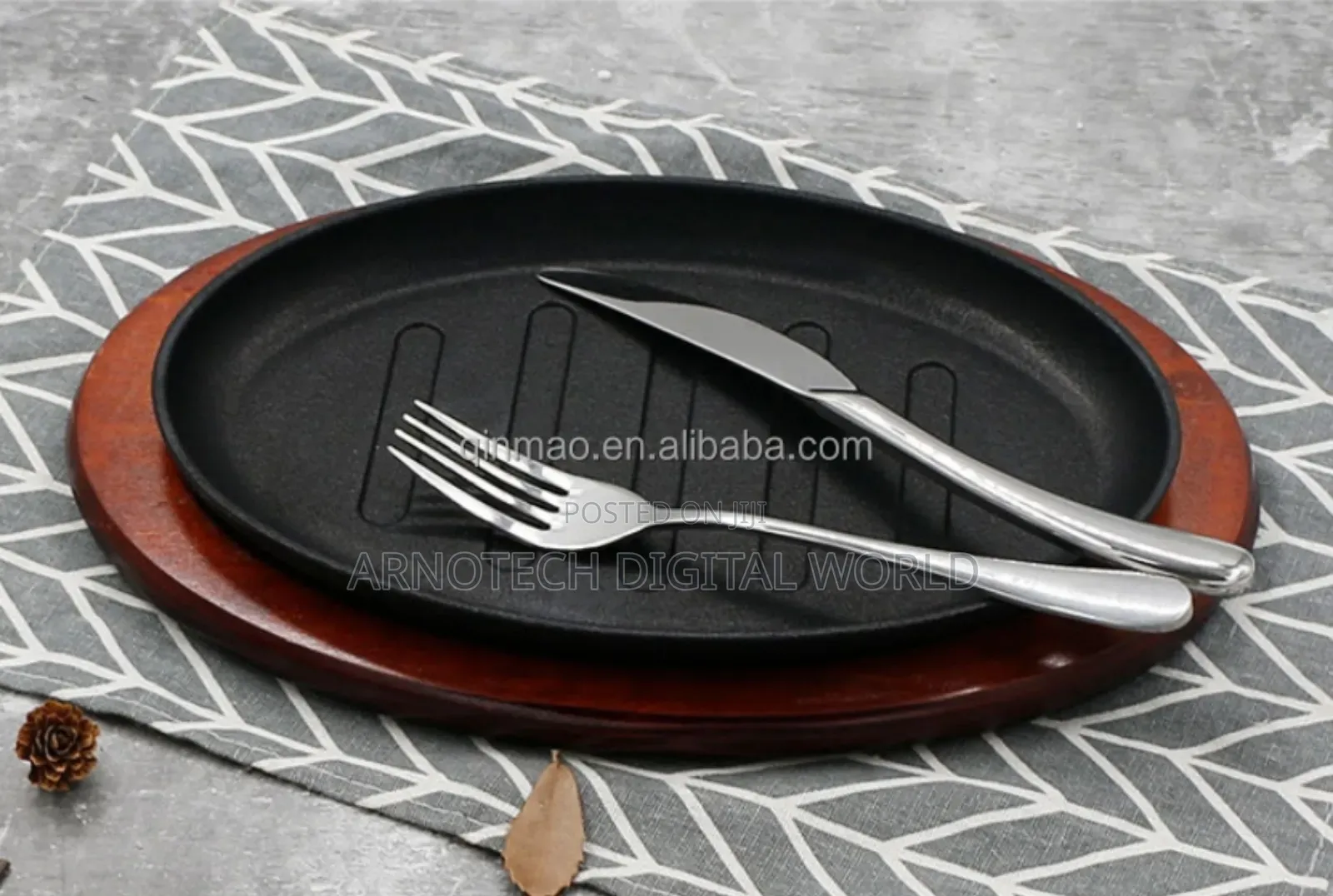 Cast Iron Sizzling Pan With Wooden Tray