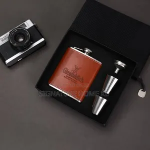 Hip Whisky Bottle With 2 Tot Cups