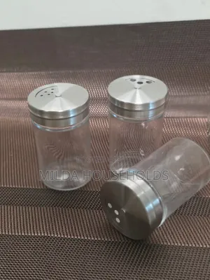 1 PCS Salt Shaker.