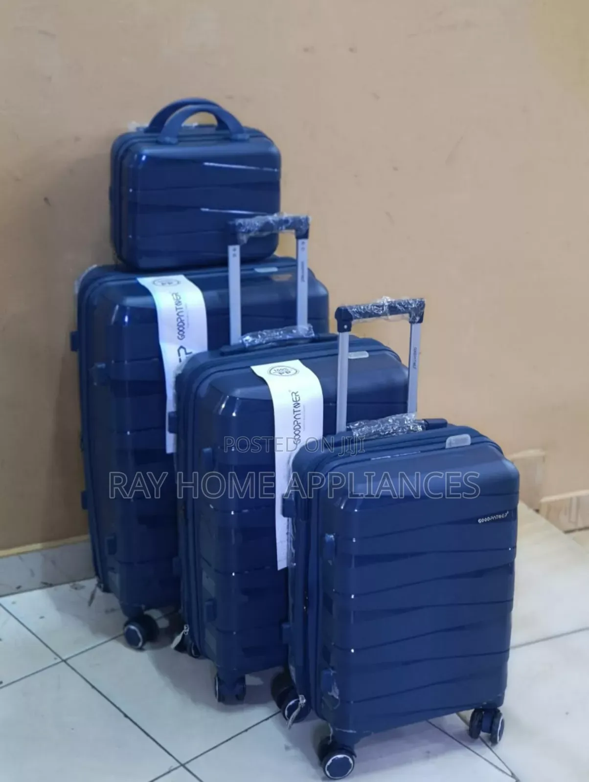 Luxurious Unbreakable Suitcase 4 in 1