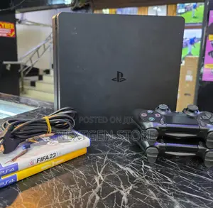 Play Station 4 Slim