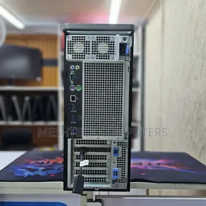 Desktop Computer Dell Precision 5820 32GB Intel Xeon SSD 512GB