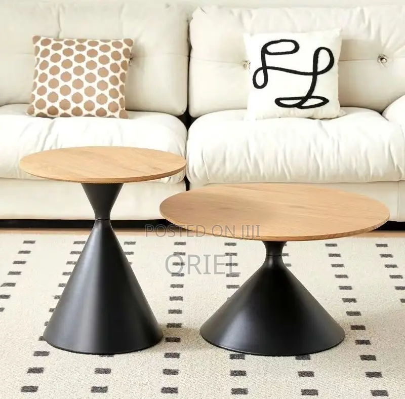 Coffee Tables: Round Coffee Table With Smooth Surface Finish