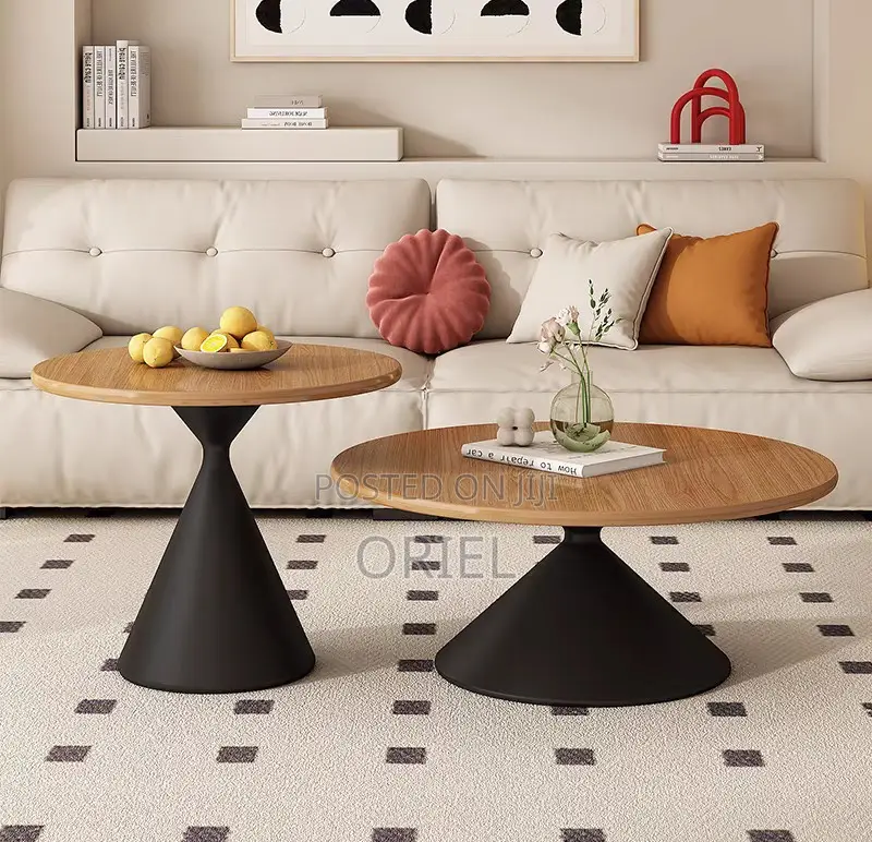Coffee Tables: Round Coffee Table With Smooth Surface Finish