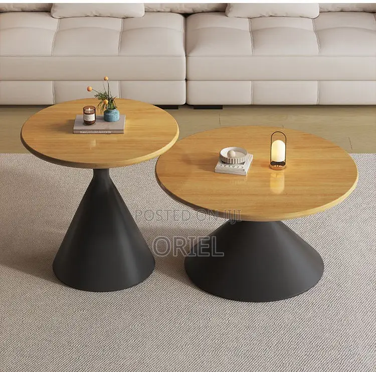 Coffee Tables: Round Coffee Table With Smooth Surface Finish