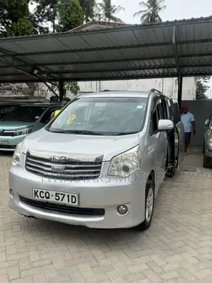 Toyota Noah 2.0 143hp FWD (8 Seater) 2012 Silver