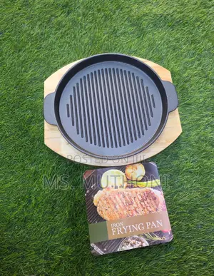 Heavy Round Cast Iron Sizzling Grill Pan With Wooden Base.(22 Cm )