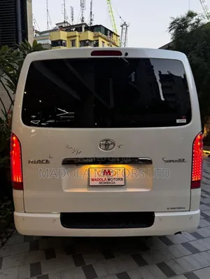 Toyota HiAce 2019 White