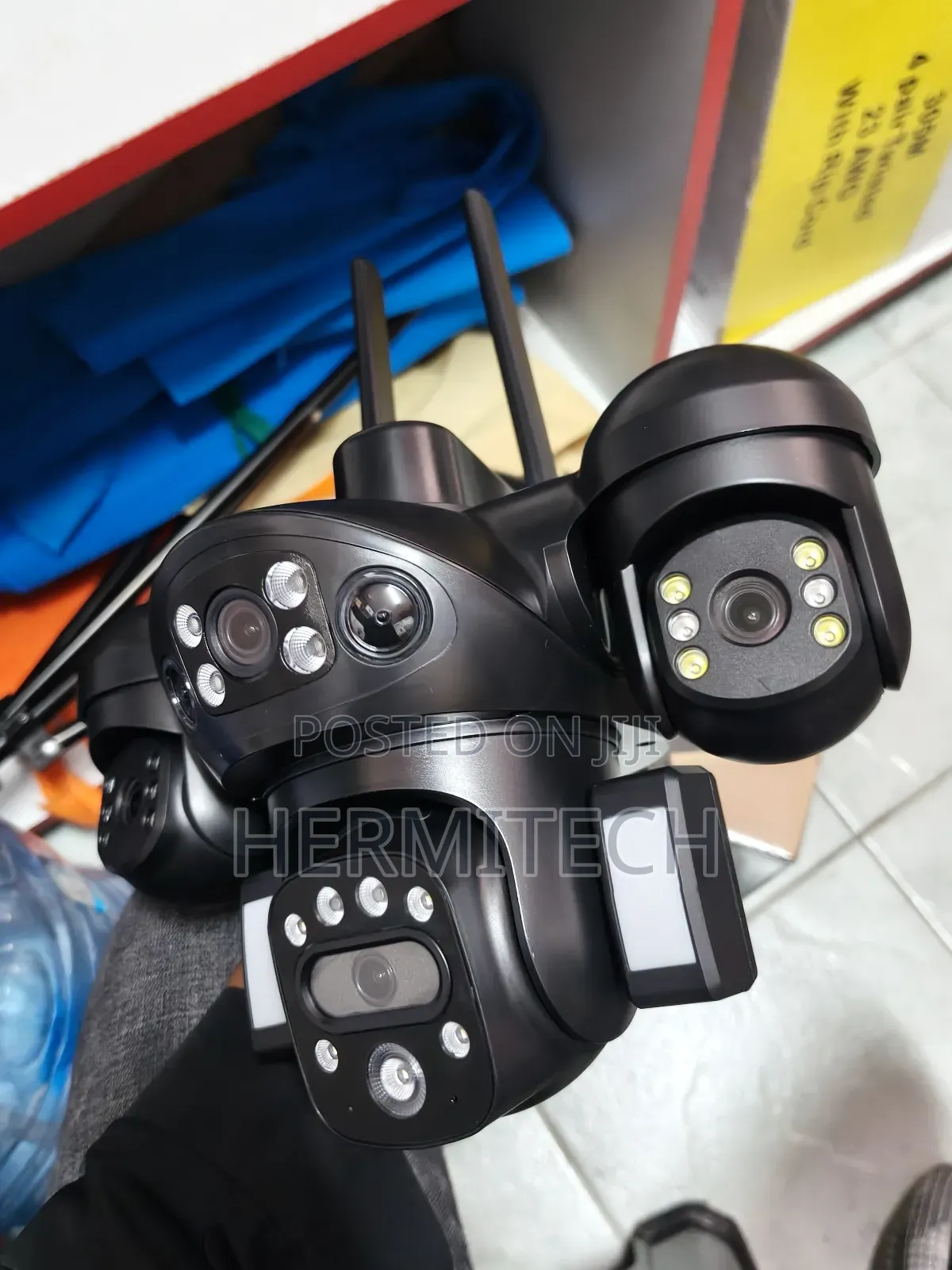 Adjustable Angles PTZ Solar Energy Powered CCTV With 4 Screen Display