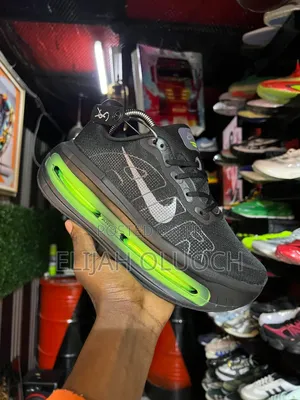 Nike Vomero Premium “Black With Volt Color Way”
Sizes:38-45