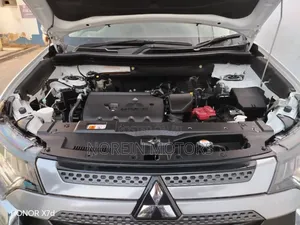Mitsubishi Outlander 2018 White