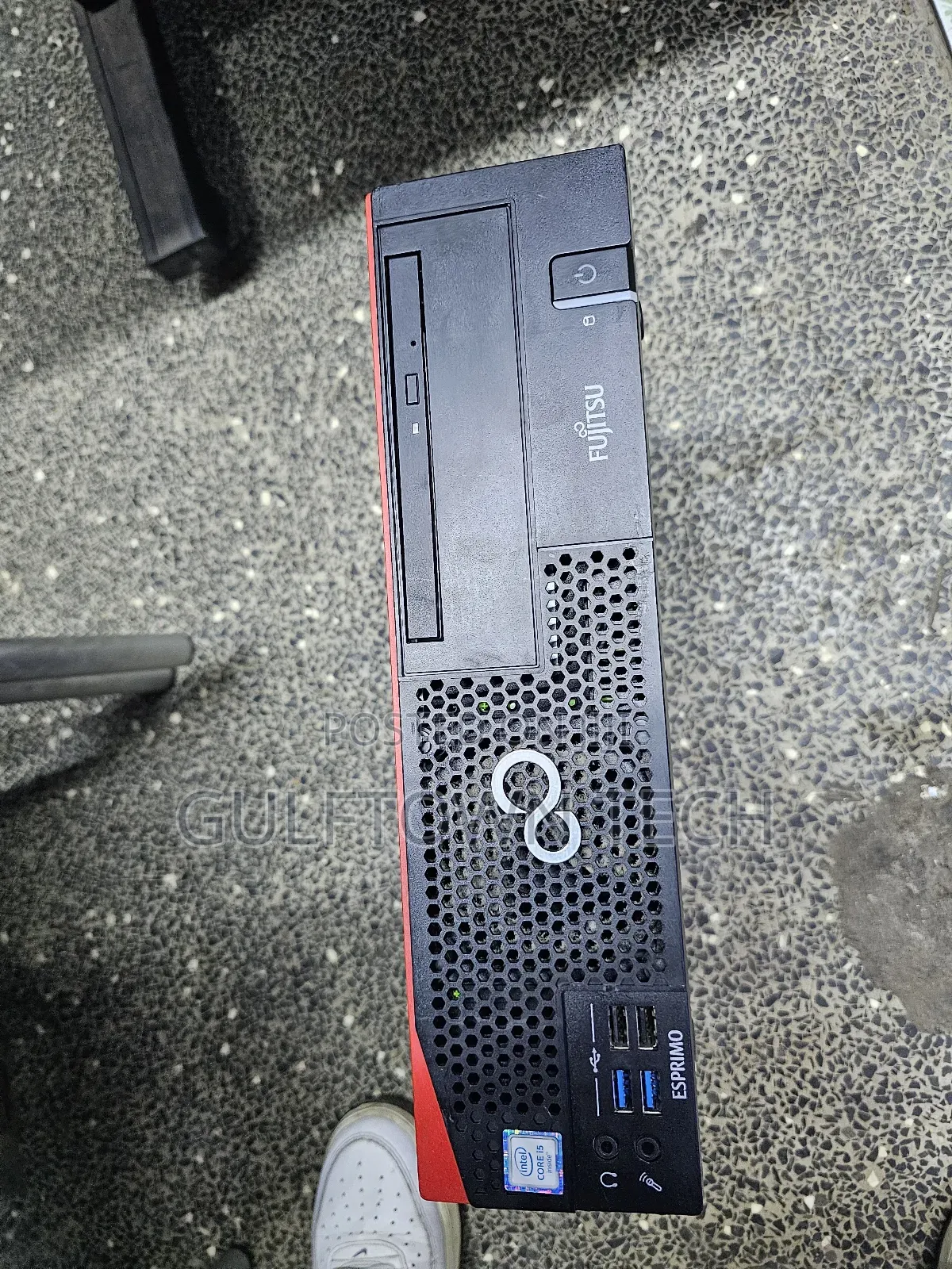 Desktop Computer Fujitsu Esprimo P557/power 8GB Intel Core i5 HDD 160GB