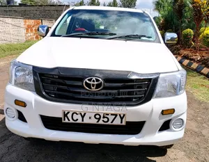 Toyota Hilux 2012 White