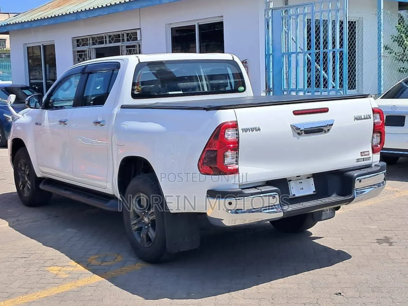 Toyota Hilux 2021 White