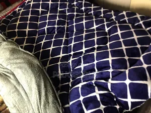 Single Woolen Duvet (5×6) – Neat Condition