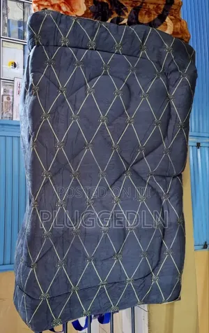 Single Woolen Duvet (5×6) – Neat Condition