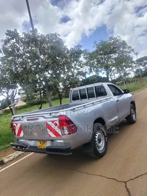 Toyota Hilux 2023 Silver