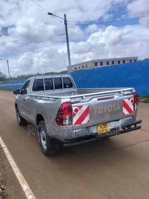 Toyota Hilux 2023 Silver