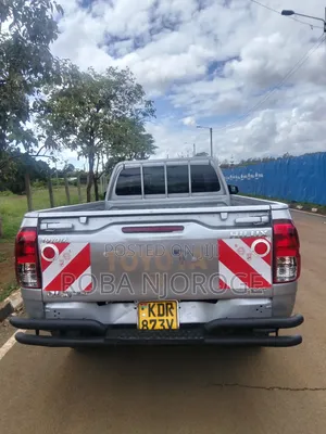 Toyota Hilux 2023 Silver