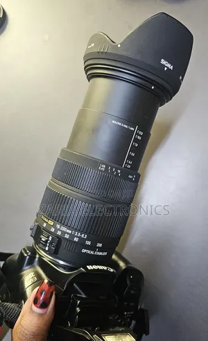 Canon Zoom Lens 18-200mm With Lens Hood (Sigma)