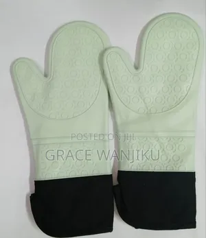 A Pair of Silicone Oven Gloves*