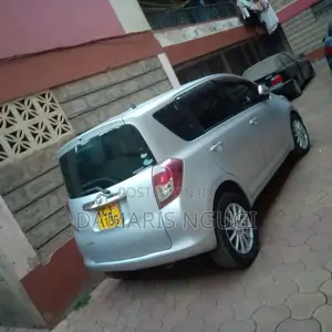 Toyota Ractis 2009 Silver