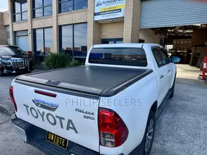 Toyota Hilux 2015-2021 Manual Roller Shutter Tonneau Cover