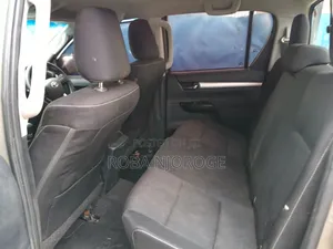 Toyota Hilux 2023 Gold