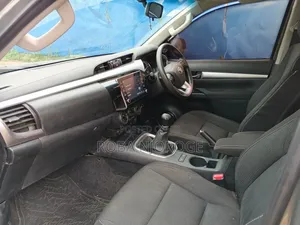Toyota Hilux 2023 Gold