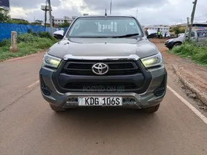 Toyota Hilux 2023 Gold
