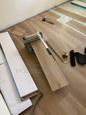 Modern Laminate Flooring for Living Room, Bedroom and Office Use