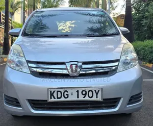 Toyota ISIS 2015 Silver